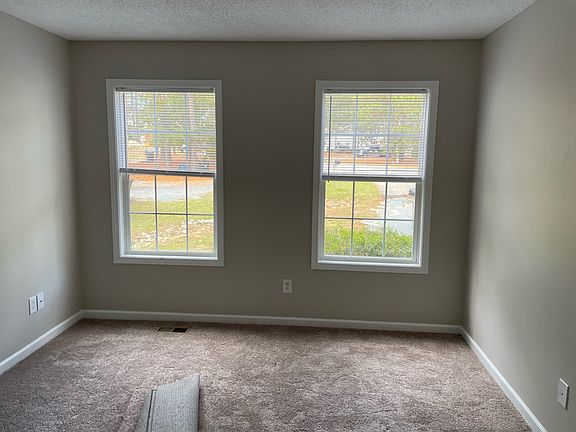 4th image of 490 Woodgreen Dr