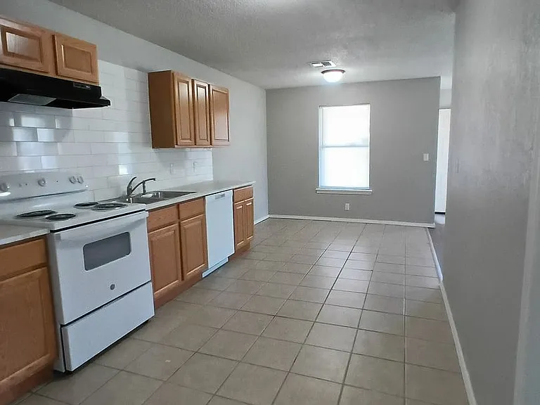 1020 N Spencer Rd — Photo 6