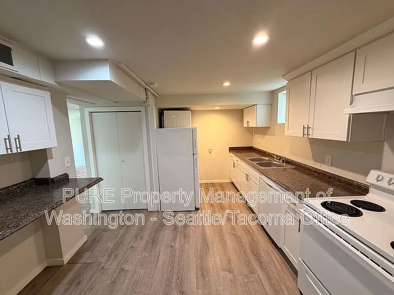 6217 S Huson St #B — Photo 4