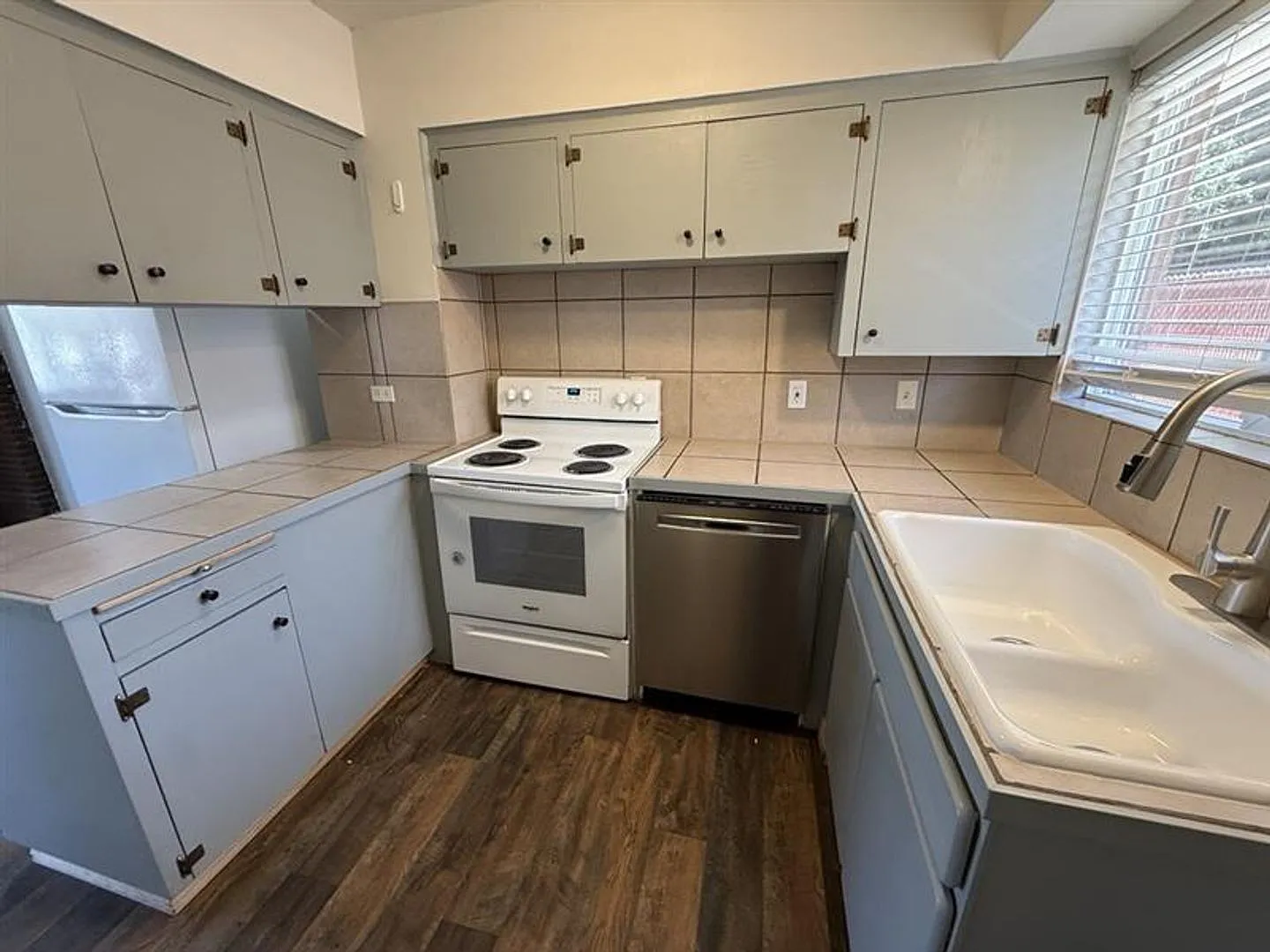 7215 SE Division Street ~ Move-In Special 1/2 Off First Month's Rent!! Cozy Home in South Tabor — Photo 4