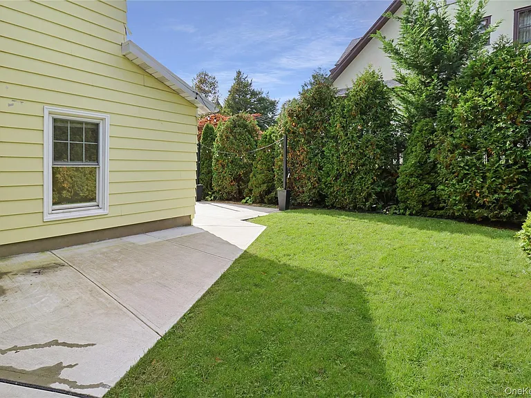 52 Sickles Ave — Photo 32