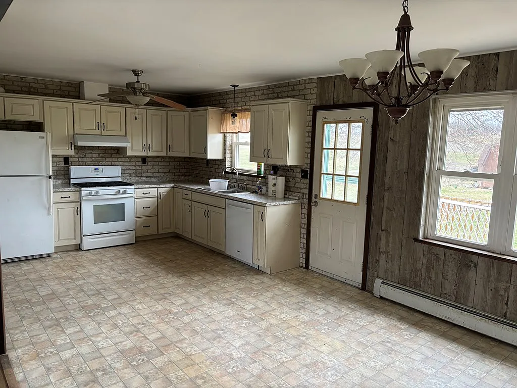 4 bed, 2.0 bath, 1512 sqft, $1,200 — Photo 2