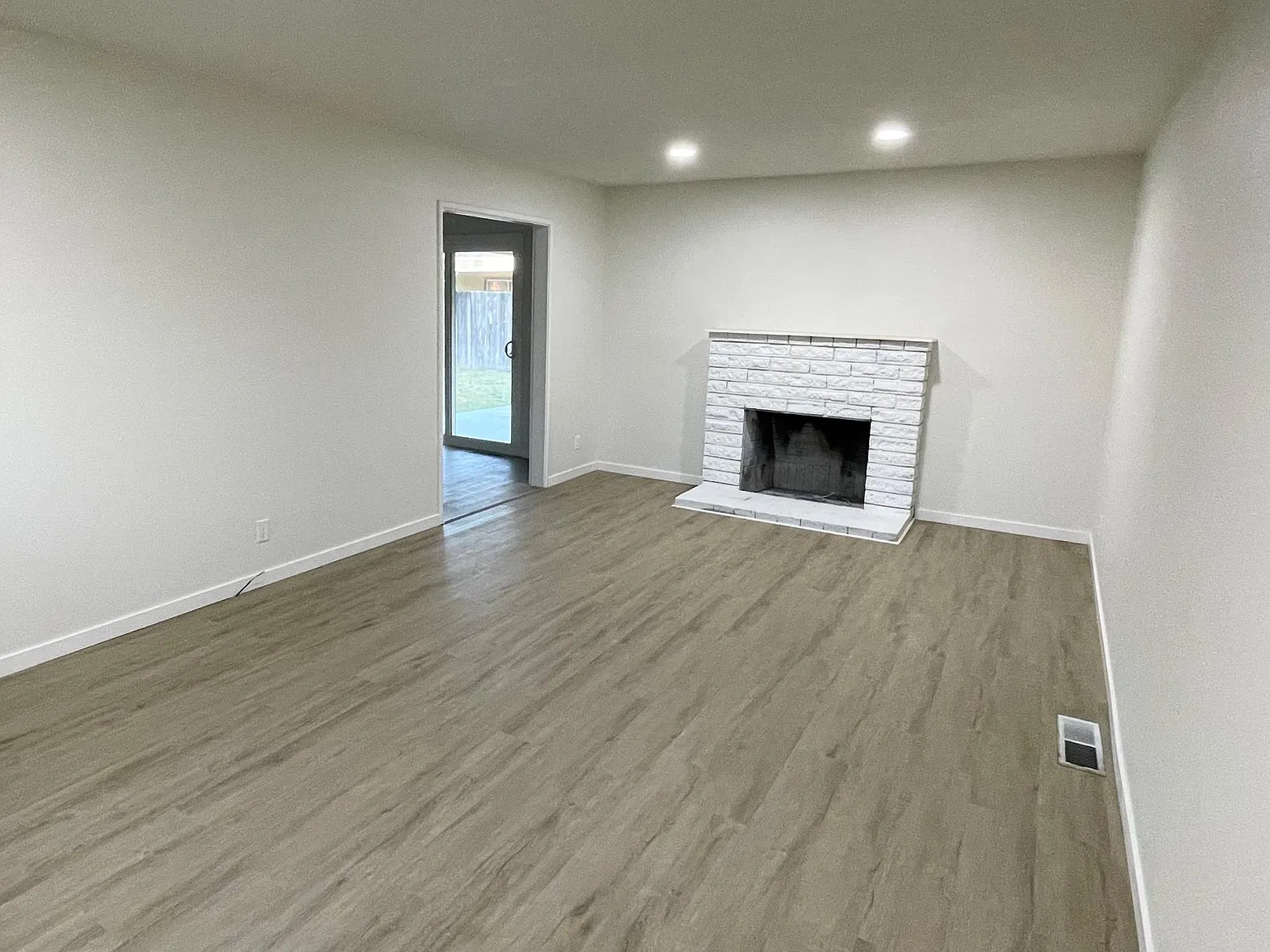 647 W Beverly Dr — Photo 3