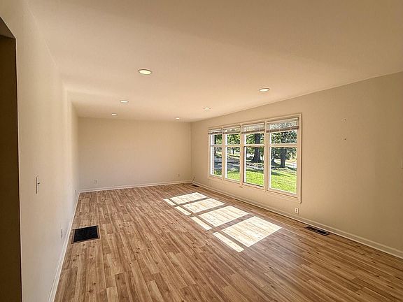 3rd image of 2931 Stockdale Rd