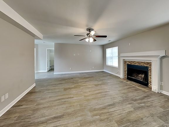 3rd image of 3547 Oakshire Way SE