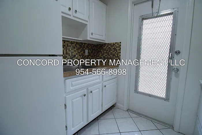 2537 Lincoln St #14 — Photo 6