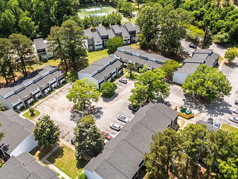 Colonial Pointe Apartments — Photo 21