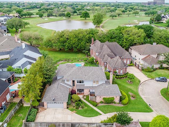 This gorgeous home sits on one of Sugar Creek's most beautiful lots providing views of the 4th tee box on the Trent nine on the 