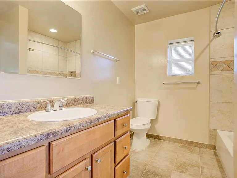 1421 N. Louis Ave — Photo 14