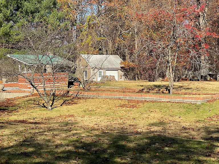 457 Pond Path E — Photo 3