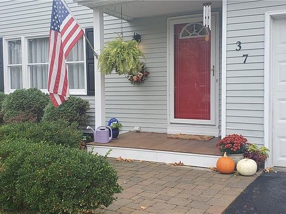 3rd image of 37 Sandstone Dr