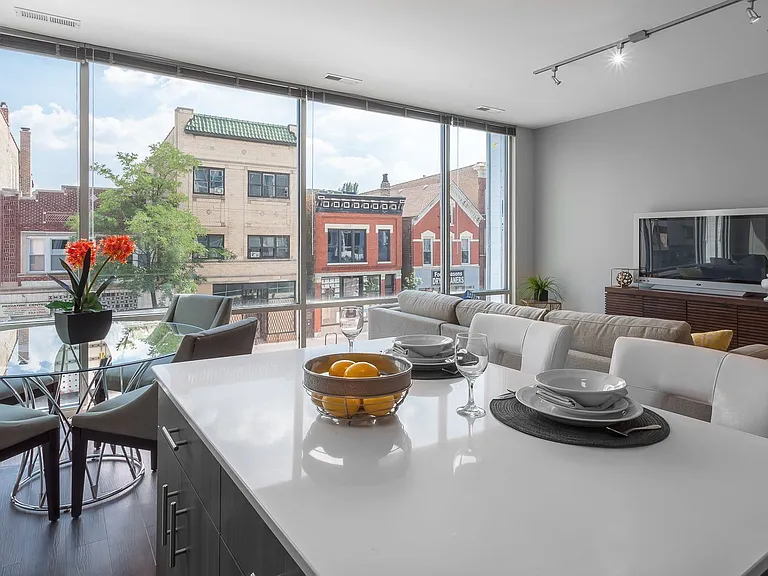 Luxe on Chicago — Photo 3