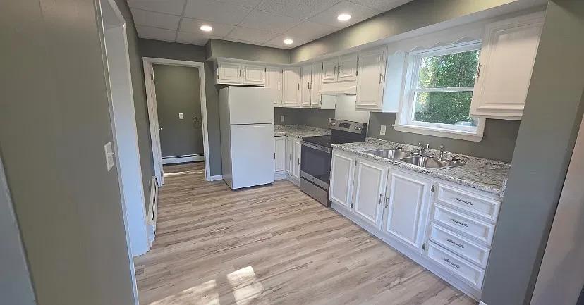 3 bed, 1.5 bath, 1037 sqft, $1,000 — Photo 1