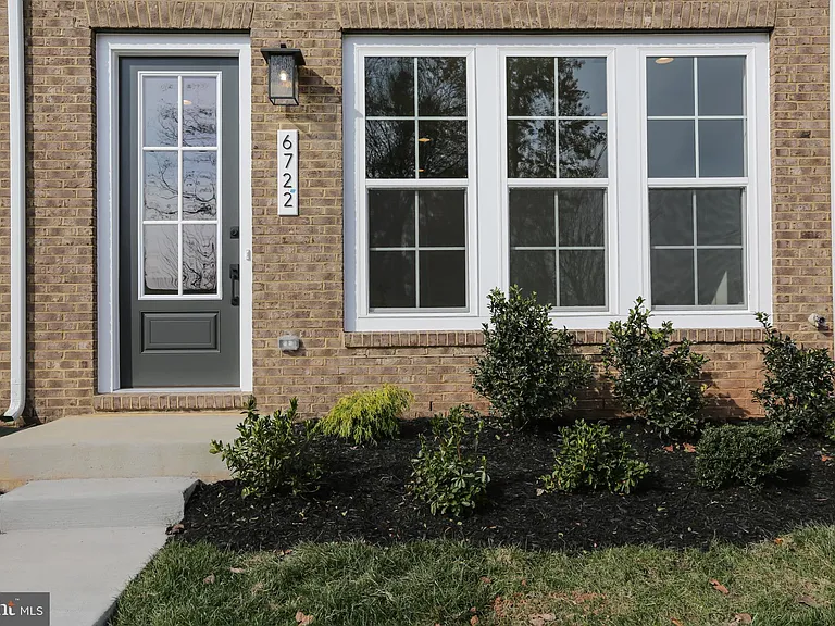 6722 Upland Manor Dr — Photo 2