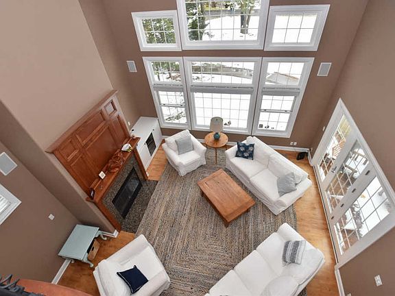 5th image of 584 Lac La Belle Dr
