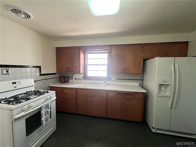 480 W Hazeltine Ave — Photo 3