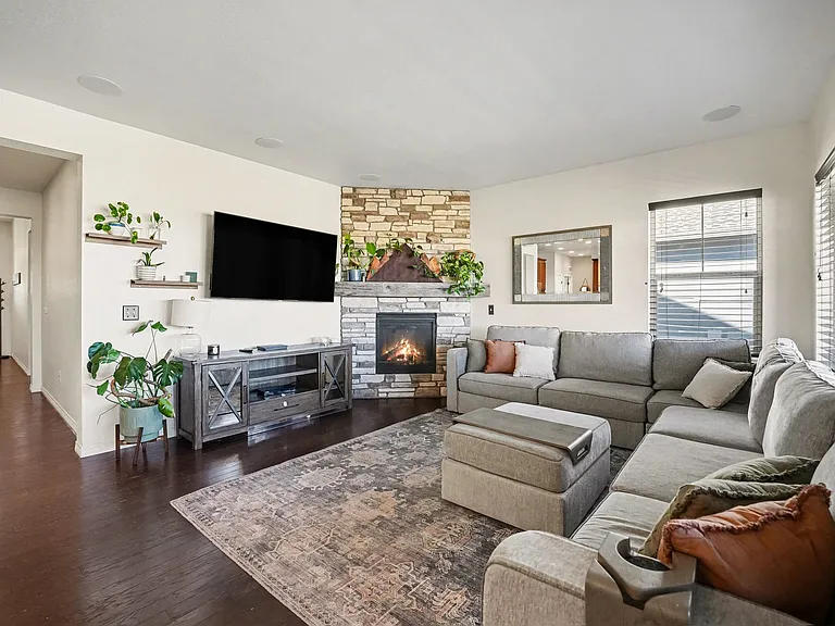 470 Grenville Cir — Photo 6