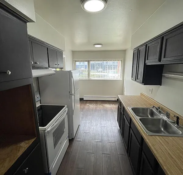 495 E End Ave — Photo 2