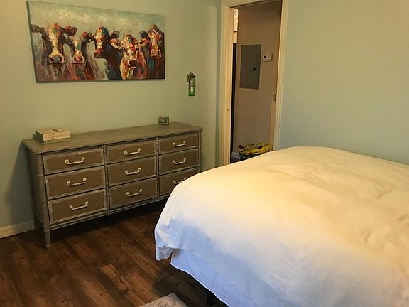 Master Bed Room-Comfy Queen sized bed