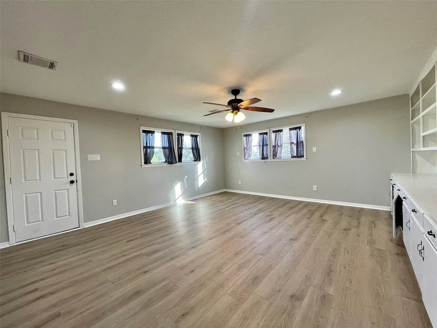 3 bed, 2.0 bath, 2096 sqft, $1,700 — Photo 4