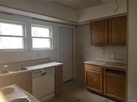4th image of 300 Hillview Ave