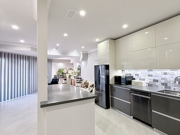 4th image of 55 Harbour Sq Unit 606