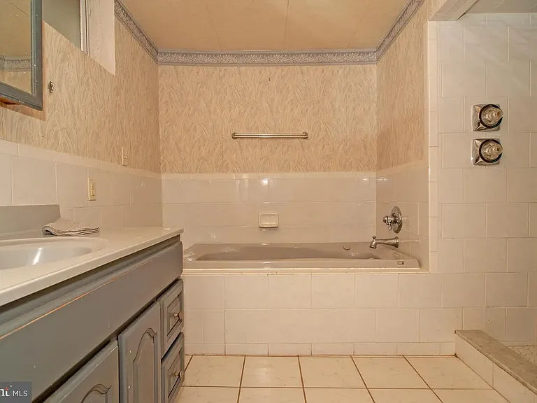 214 N Bradford St — Photo 20