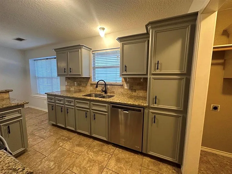 105 Harbor Court Dr — Photo 10