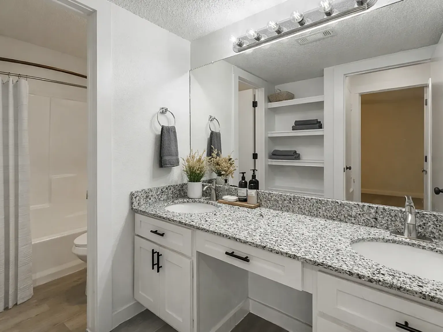 Black Oak Residences — Photo 4