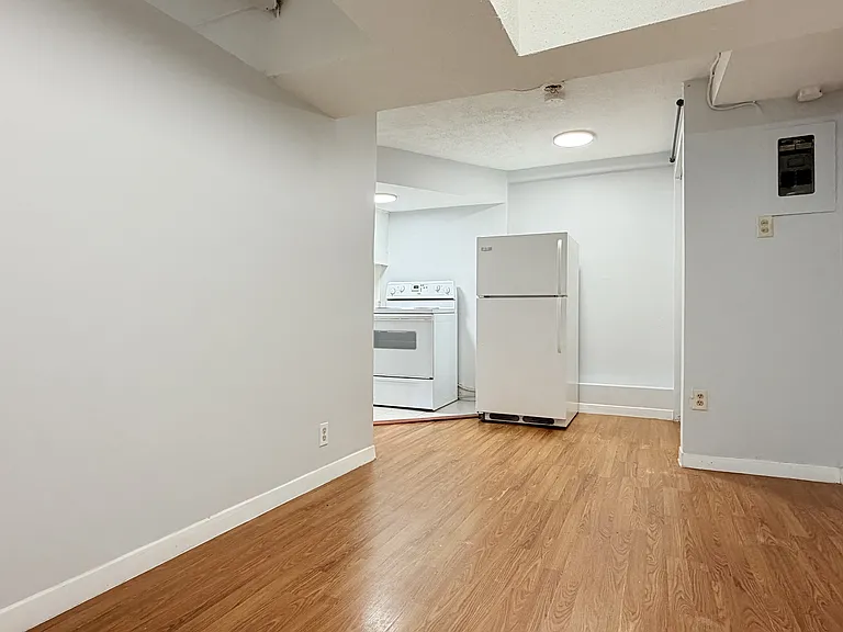 1441 Wyandotte St E #14 — Photo 1
