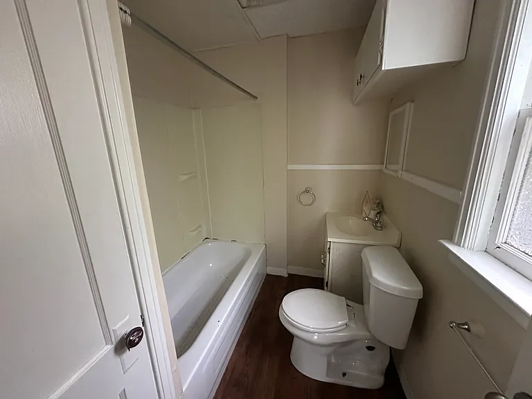 160-162 Young St #2 — Photo 7