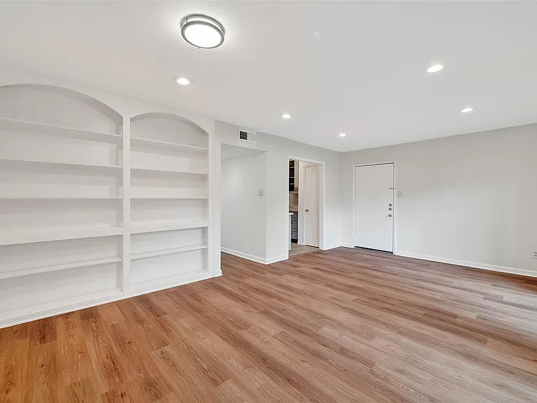 500 N Post Oak Ln — Photo 21