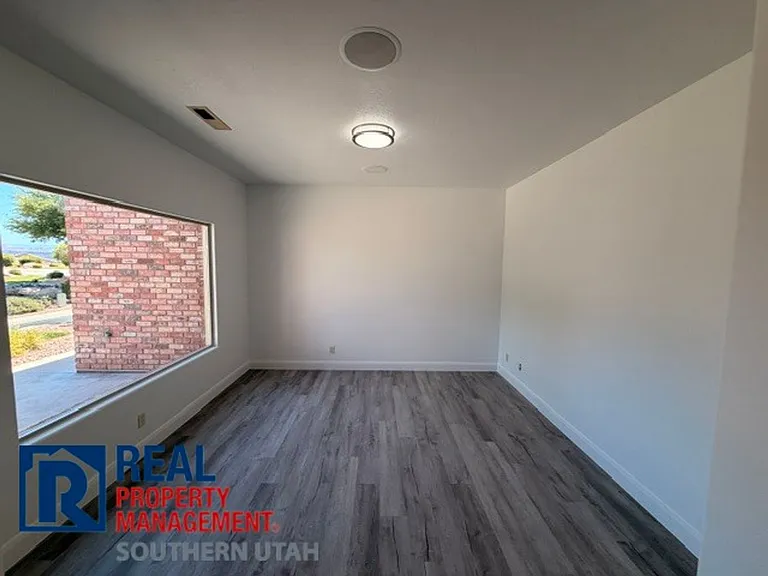 685 W Windsor Dr — Photo 4