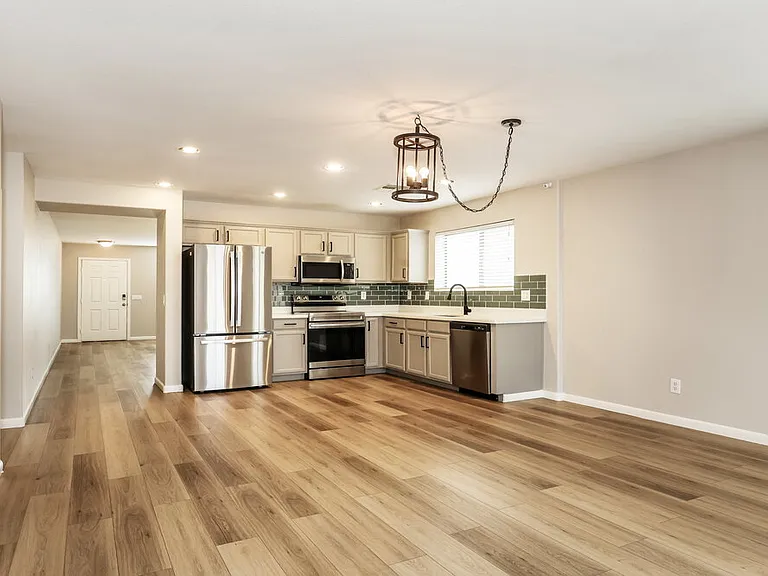 4015 S 59th Ln — Photo 5