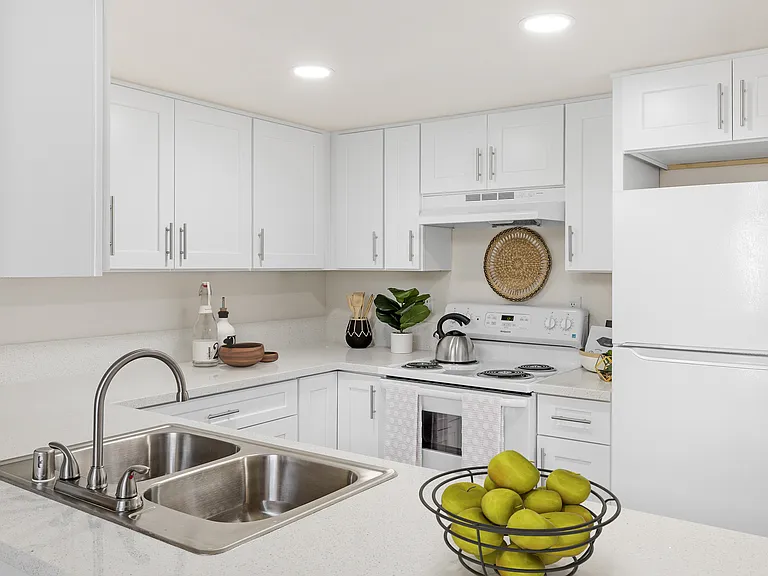 Sommerset Apartments — Photo 15