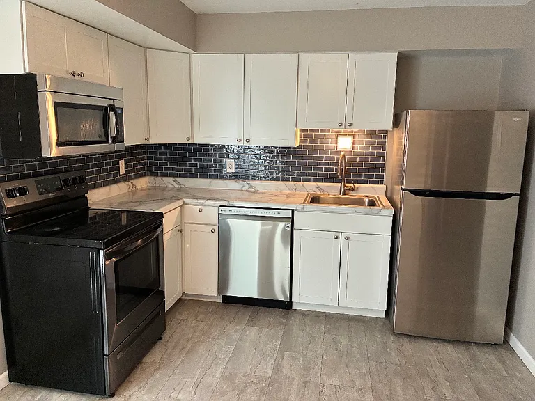 2 Buckingham Pl — Photo 2