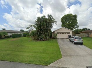 13 W Plumosa Ln, Lake Worth, FL 33467