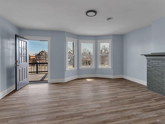 5th image of 951 E Grand Blvd