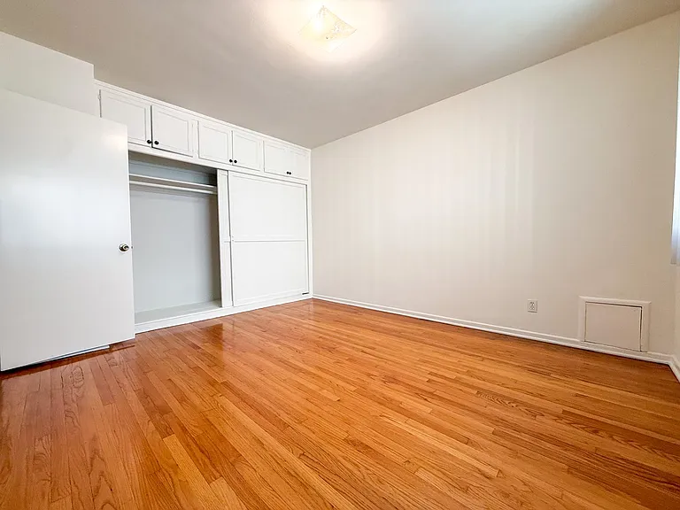 1033 S Holt Ave — Photo 6