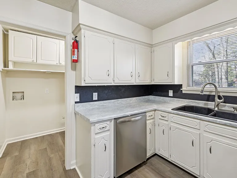 1421 Huntington Dr — Photo 11