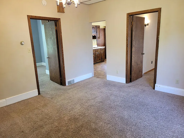 512 E Maple St — Photo 10