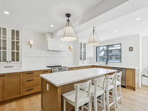 140 SW Point Dr NW #5, Calgary, AB T3B 4W3