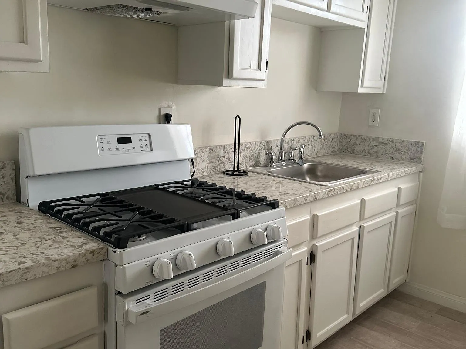2637 Kenwood Ave — Photo 4