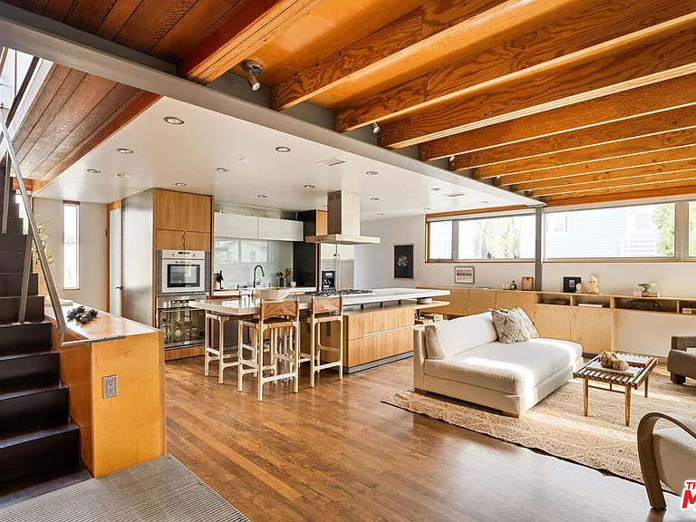 724 Superba Ave — Photo 1