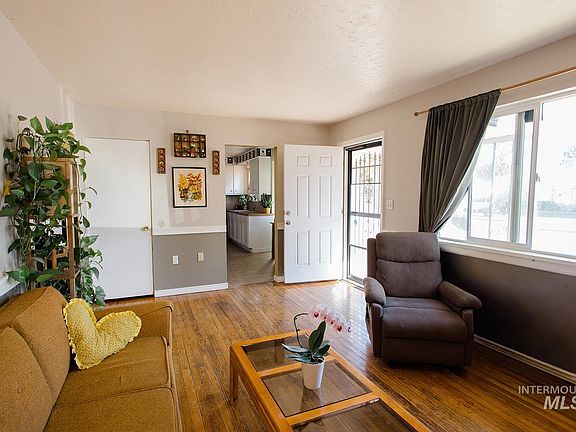 4th image of 124 Mountain View Dr