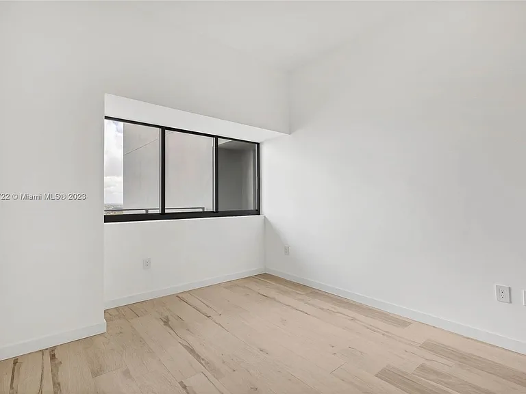 484 NE 31st St — Photo 23