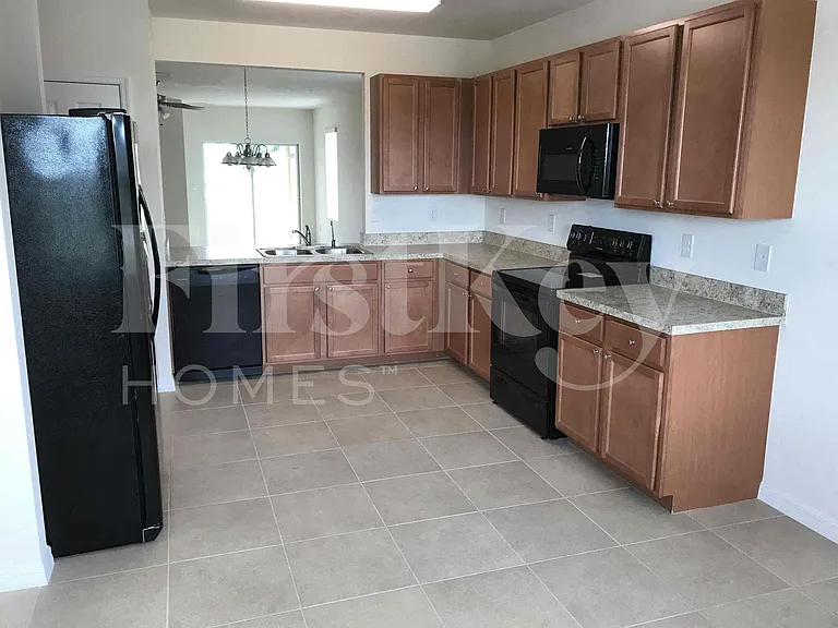 217 NW 9th St — Photo 5