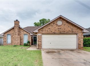 1112 NE 25th St, Moore, OK 73160