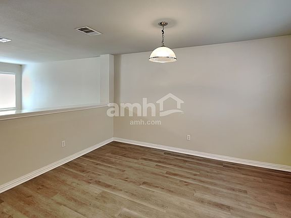 5th image of 212 Hereford St