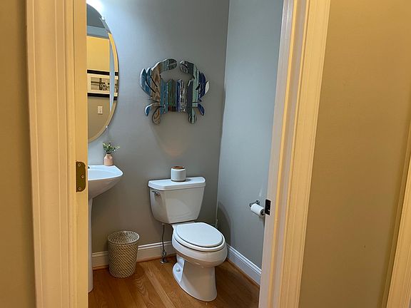 4th image of 709 Monterey Ave